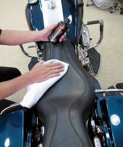 cistic_Motorcycle_Leather_Cleaner_Conditioner_2